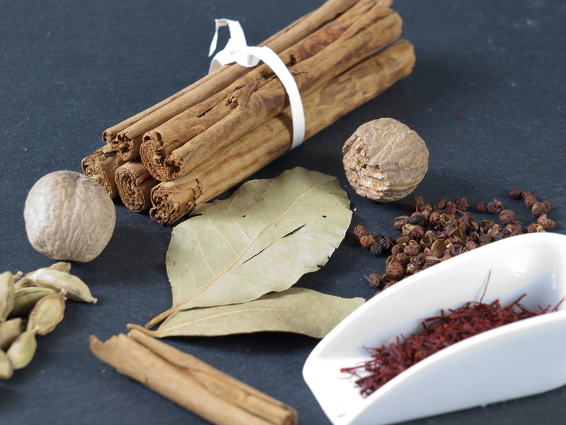 eat, nutmeg, bazaar, freshness, close-up, ingredient, oriental, ginger, saffron, indoors, wood - material, plant, spices, wellbeing, earth tones, seeds
