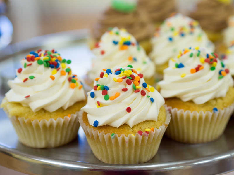 sweet food, sweet, dessert, cupcakes, temptation, no people, multi colored, icing, birthday, cup-cake, freshness, indoors, delicious, snack, photo, decorated
