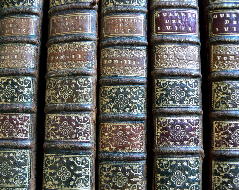 books, four, no people, variation, hard, order, hard case, book, close-up, showing, reading, 1080P, case, in a row, antique, large group of objects, full frame