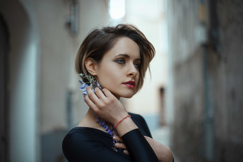 2K, Omar Ciamberlano, dyed hair, blue eyes, women, street, looking away, flowers, short hair, model, red lipstick, brunette, portrait