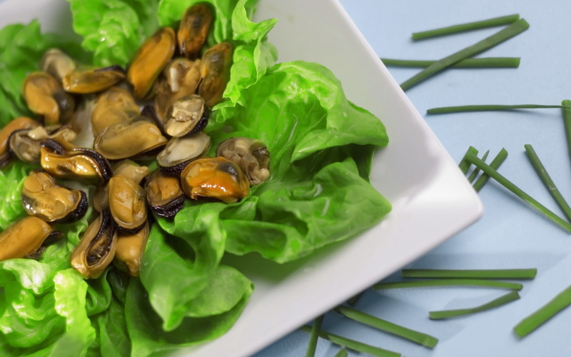 vegetarian food, freshness, leaf vegetable, indoors, table, lettuce, dish, green color, snack, ready-to-eat, mussels, high angle view, leaves, no people