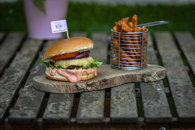 bun, barble, bread, outdoors, yam, roast, ready-to-eat, fries, processed meat, bbq, beverage, food, wood - material, 5K, lettuce, soda, brown, meal, plant
