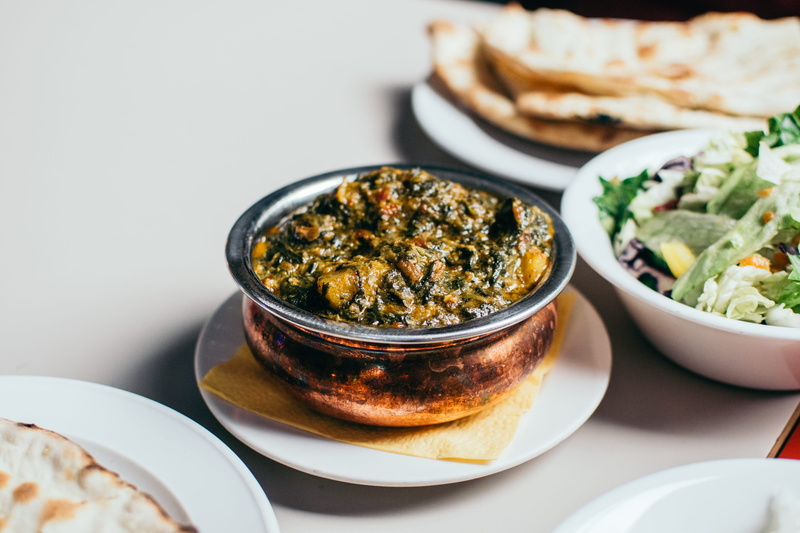 indian, dine, bread, bowl, spicy, plate, vegetarian, meat, serving, spice, backgrounds, restaurant, salad, aloopalak, lettuce, veganfood, homemade, snack