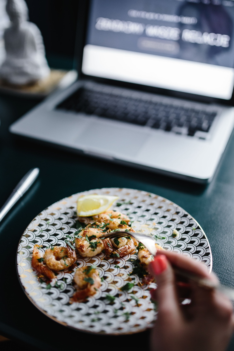 food, 4K, hand, garlic, keyboard, parsley, eating, unrecognizable person, selective focus, computer, connection, grilled, real people, human body part
