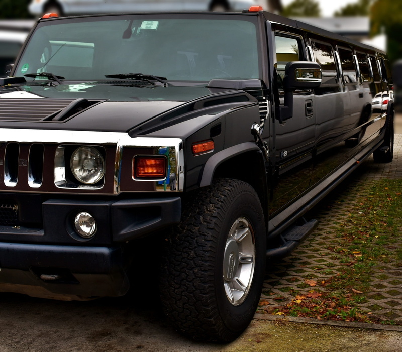 car, transportation, travel, day, outdoors, stretch limousine, stationary, american, silver colored, land vehicle, city, limousine, street, parking, auto