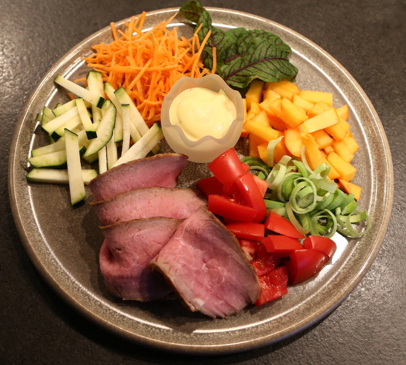chopped, calf, bearnaise sauce, table, freshness, wellbeing, close-up, salad, sorrel, ready-to-eat, no people, vegetable, leek rings, high angle view, food