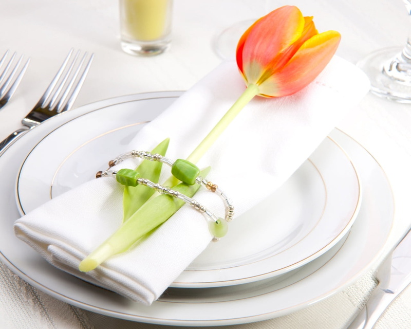 place setting, flower arrangement, meal, 720P, plate, eating utensil, no people, table knife, crockery, setting, table setting, household equipment, kitchen utensil