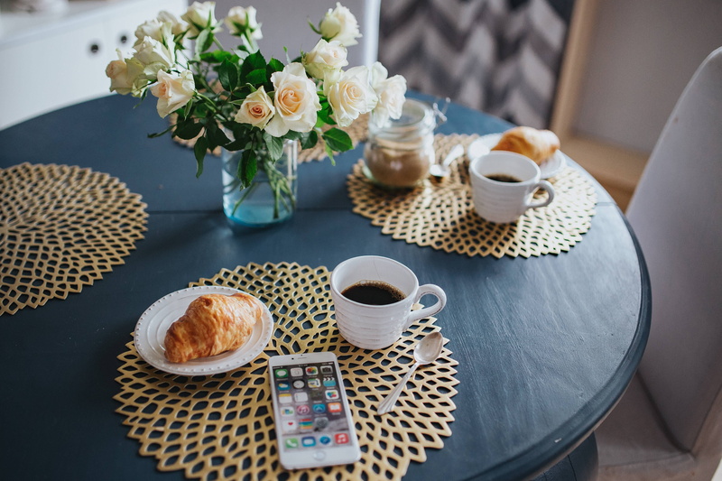 blue, vase, freshness, restaurant, breakfast, flowers, food, coffee pot, table, flower, decor, plate, baked, golden, coffee, coffee cup, mat, Round, refreshment