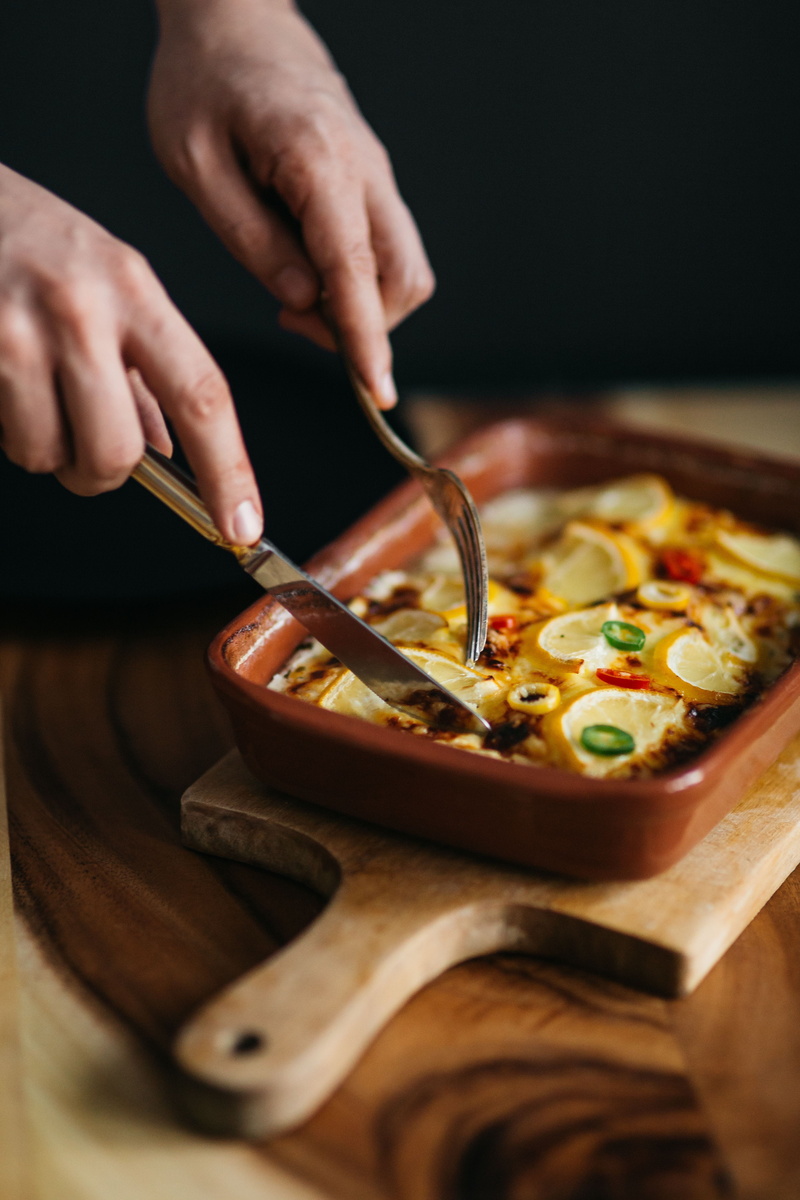 lemon, vegetable, meal, color Image, restaurant, freshness, cooked, indoors, hand, kitchen utensil, casserole, table, holding, lunch, tomato, food, leomn