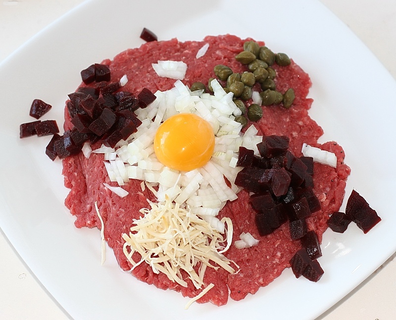 healthy eating, no people, open-faced sandwiches, table, beef, ground beef, 2K, meal, plate, tatar, fried, temptation, fried egg, indoors, rye bread, breakfast