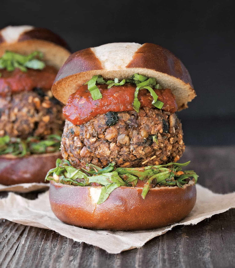 freshness, cheeseburger, ground beef, no people, tomato, burger, sandwich, unhealthy eating, wood - material, take out food, hamburger, beef, 720P, snack