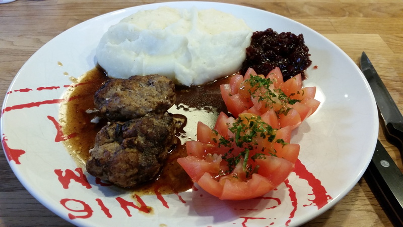 knife, duka, mos, served, 5K, indoors, cutlery, serving size, still life, meal, table settings, fork, mashed potatoes, minced veal patty, wellbeing, close-up
