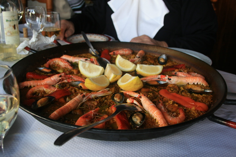 plate, paella, spain, food, seafood, freshness, close-up, glass, ready-to-eat, one person, eat, midsection, fry up, holding, enjoy, human body part, 4K