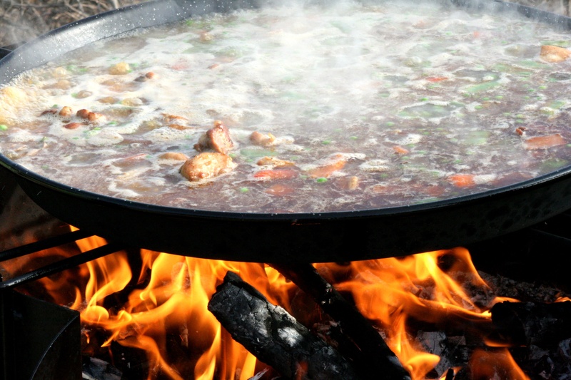 preparing food, food, kitchen utensil, paella, fire, fire - natural phenomenon, outdoors, lena, freshness, 4K, nature, day, preparation, no people, wood - material