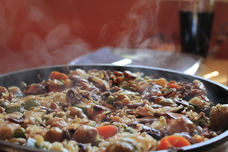 no people, selective focus, heat - temperature, fry up, meal, frying pan, hearty, household equipment, food, vegetable, cooked, substantial, 2K, paella