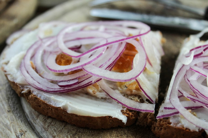 healthy eating, sandwich, close-up, chopped, wurstplatte, slice, ready-to-eat, jause, onion ring, spanish onion, freshness, studio shot, lard bread, bread
