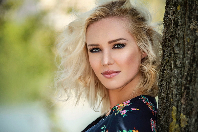 women, trees, depth of field, face, blonde, Eva Mikulski, portrait, 1080P