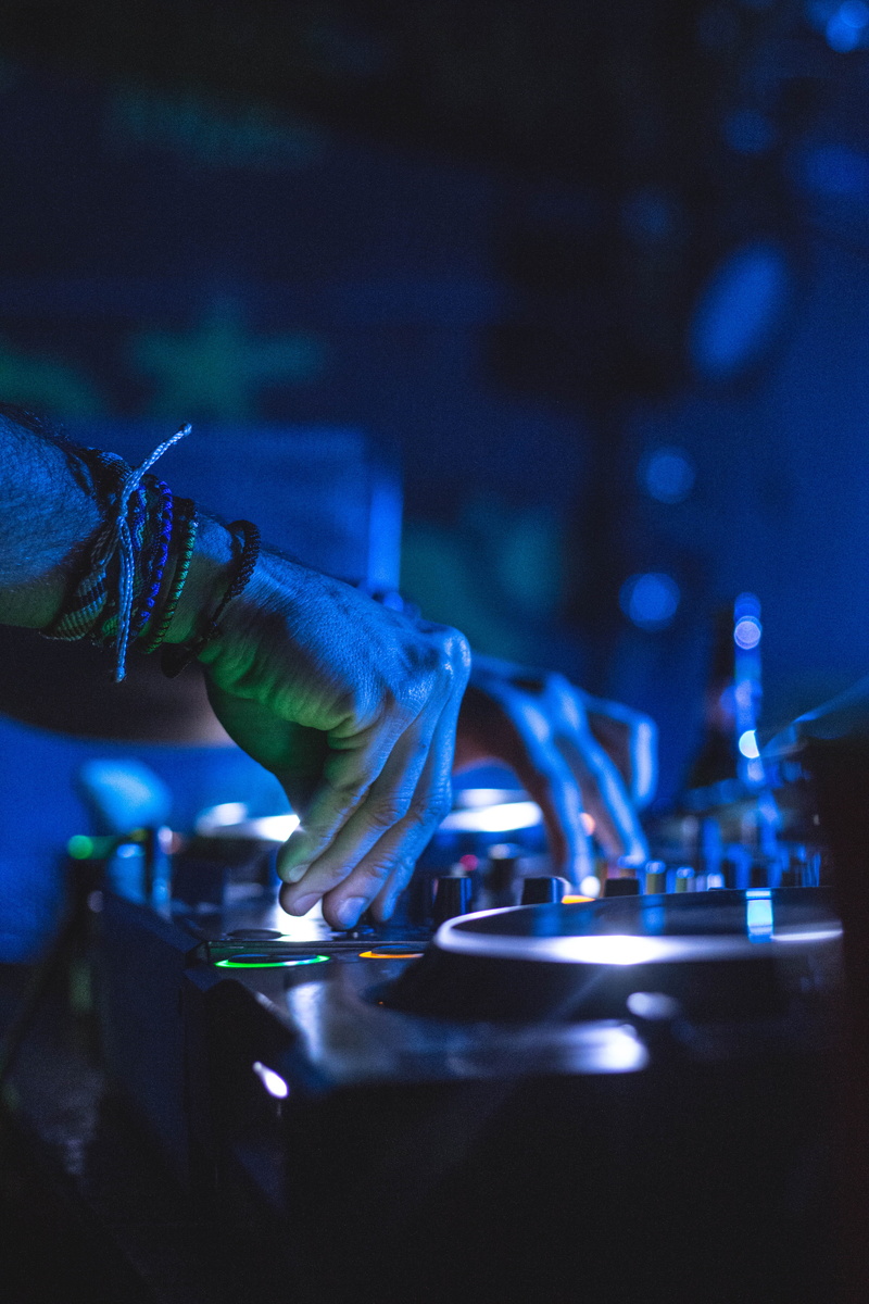 hand, crazy, night club, club, occupation, entertainment occupation, blue neon, controller, man, one person, music, electro house, night, controlling, dj