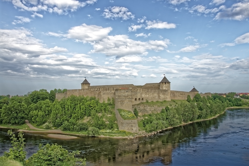 travel destinations, narva river, waterfront, 8K, fortress, outdoors, no people, fortress of ivangorod, cloud - sky, building exterior, history, tree