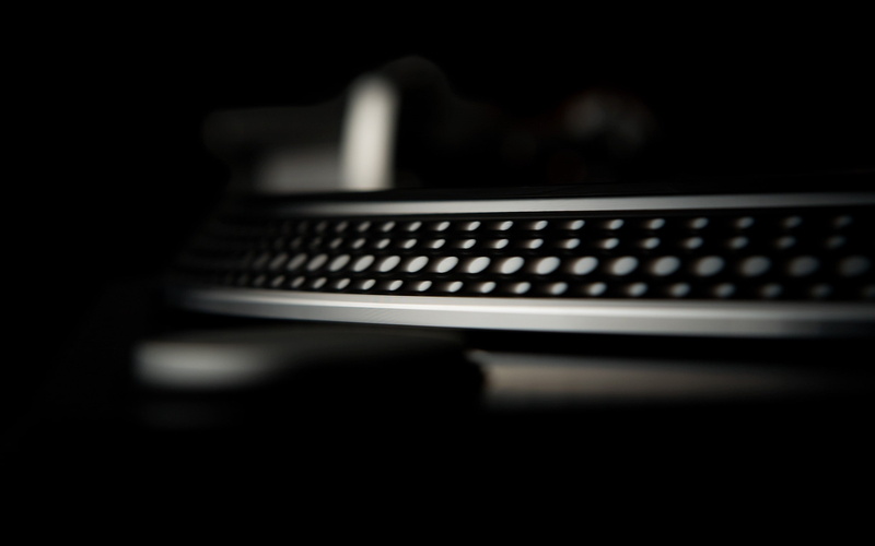 2K, laptop, wireless technology, no people, vinyl, communication, global communications, indoors, still life, selective focus, music, computer equipment