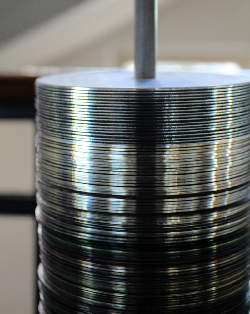 selective focus, aluminum, steel, technology, equipment, alloy, compact disc, business, canned food, 4K, stack, indoors, machine part, data, cd cd rom