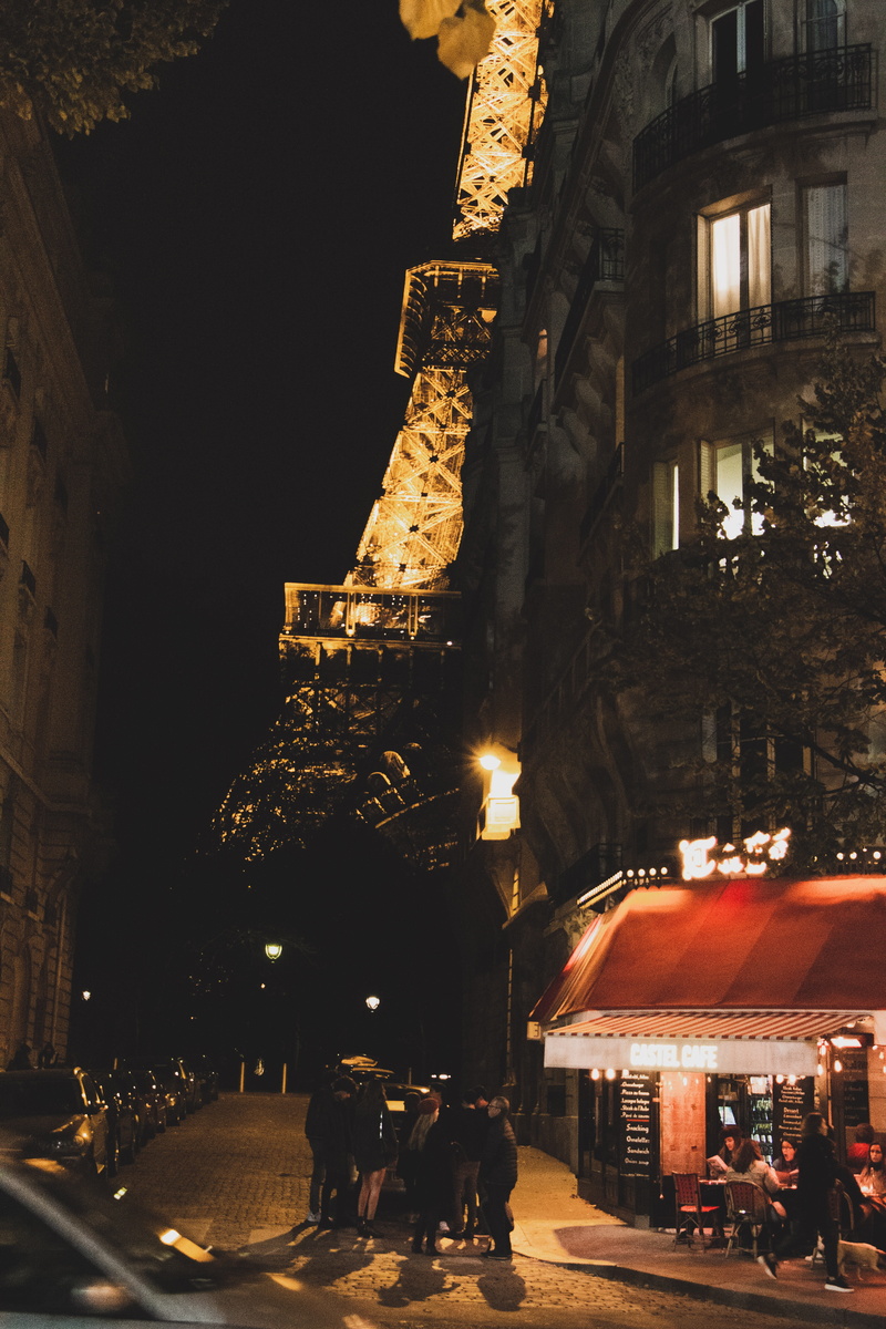 romantique, city, building exterior, eiffel tower, architecture, women, paris, lifestyles, friends, real people, adult, hangout, street, group of people