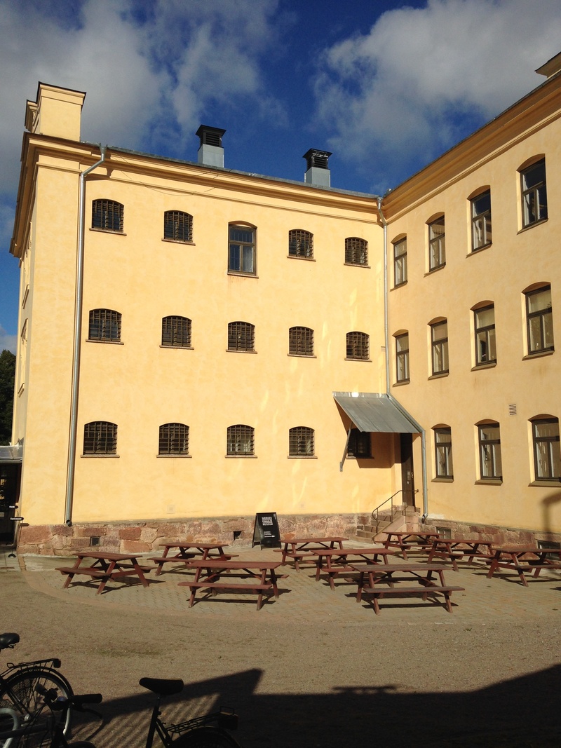 17th century, animal, prison, building, building exterior, story, group of animals, himmel, nature, no people, vertebrate, outdoors, old fashioned, day