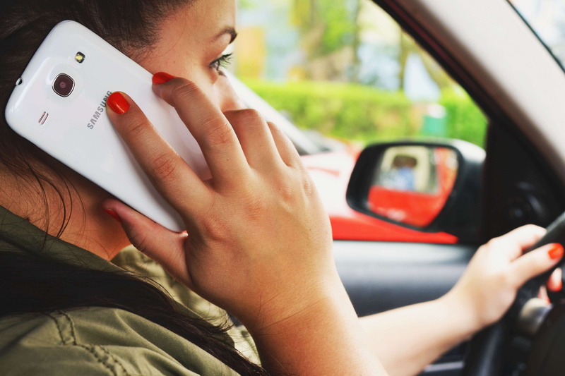 phone, 4K, smartphone, women, talk, hand, car, motor vehicle, technology, driver, one person, person, holding, driving, mobile phone, wireless technology