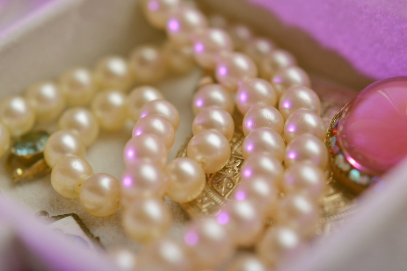 shine, gemstone, precious gem, silver colored, jewelry box, bead, expense, detailed, personal accessory, selective focus, elegance, pearl jewelry, pink