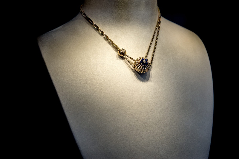 gem, precious, fashion, chains, wealth, body part, 4K, accessory, gold chain, jewelry, pendant, studio shot, stone, close-up, necklace, indoors, shining