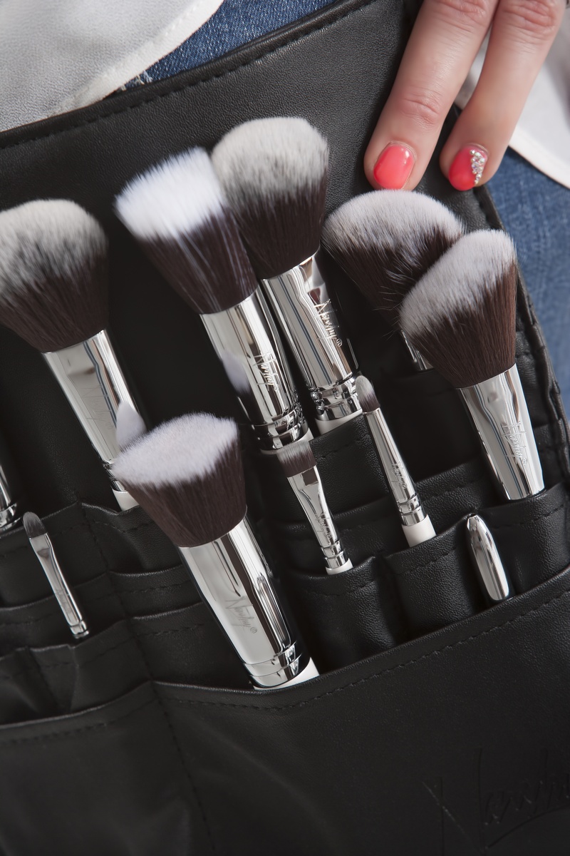 touching, merchandise, case, close-up, brush set, make-up, body part, real people, brushes, makeup, 4K, choice, beauty, hand, large group of objects, beauty Product