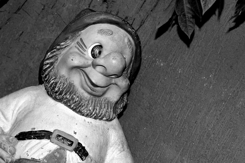 lucas soares, statue, low angle view, 4K, funny, indie, black and white, real people, architecture, lifestyles, sculpture, art and craft, outdoors, day