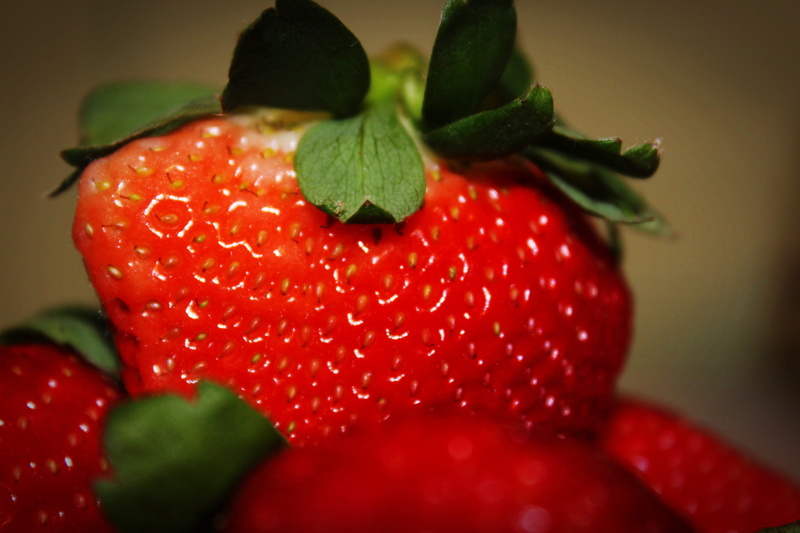 selective focus, freshness, red, leaves, 5K, close-up, still life, plant part, ripe, macro, wellbeing, green, strawberry, juicy, berry fruit, healthy eating