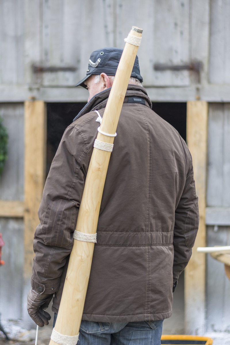 carpenter, horn blowing, holding, casual clothing, winter, construction industry, hood - clothing, only men, midwinter, rear, overijssel, blowing, Three Kings