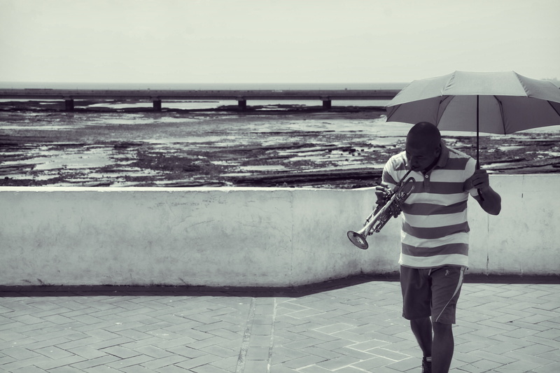leisure activity, casual clothing, nature, holding, photo, Panama, floor, umbrella, horizon, one person, lifestyles, scenics - nature, playing, walking