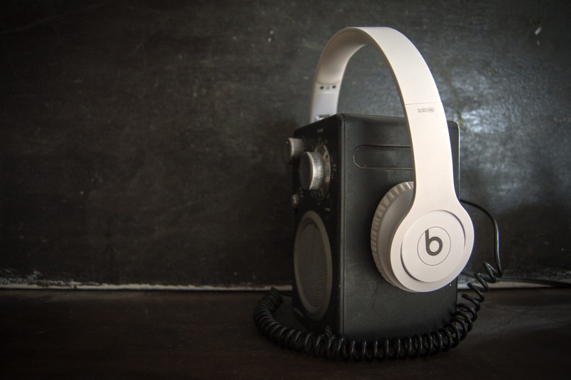 studio shot, flooring, Audio, arts culture and entertainment, Speaker, old-fashioned, Headphones, wall - building feature, equipment, copy space, no people