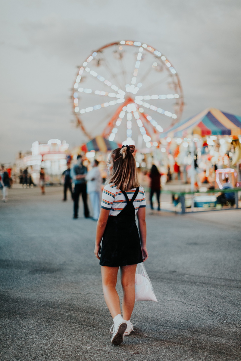 whtie, wander, pack, leisure activity, hairstyle, fun, high school, city, teenager, college, short, rear view, wearing, real people, arts culture and entertainment