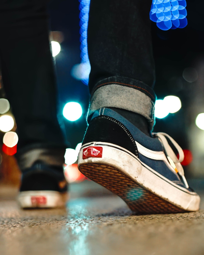 metropoli, human limb, walking, nightlife, stage, selective focus, human foot, urban, 1080P, close up, streetphoto, shoe, lifestyles, limb, heel, sneakers