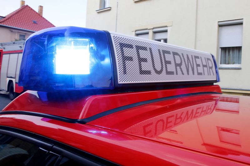 sign, land vehicle, transportation, lighting equipment, special signal, Fire Fighter, fire, car, motor vehicle, fire fighting attack, outdoors, use, emergency medical services