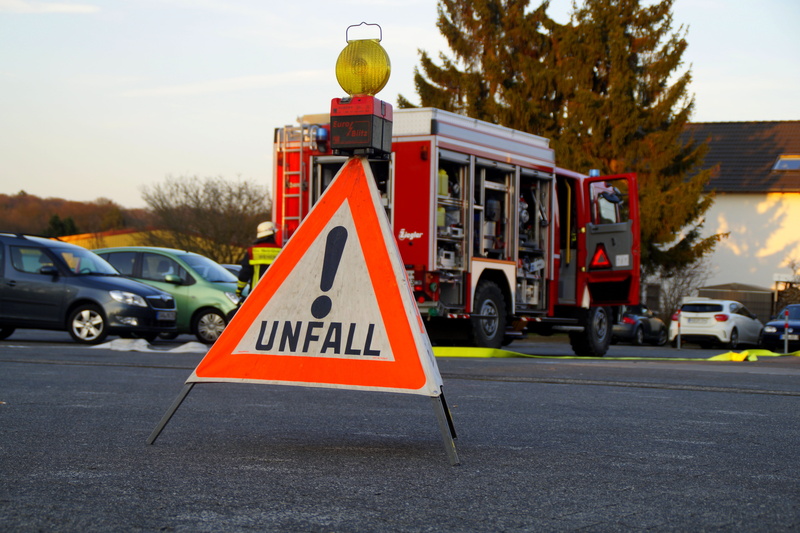 unfall, shield, red, rescue, day, blue light, Accident, mode of transportation, vehicle breakdown, motor vehicle, warning triangle, helm, 112, guidance