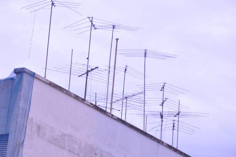 ciudad, connection, cable, calle, building, no people, cidade, building exterior, 4K, city, electricity pylon, antenna - aerial, cloud - sky, technology