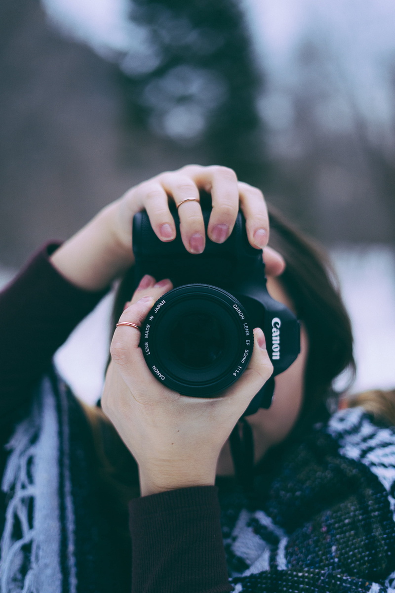 one person, day, leisure activity, adults only, people, dslr, technology, camera, picture, camera - photographic equipment, hand, using, photography themes