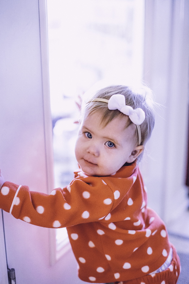 leaning, lifestyles, child, real people, casual clothing, polka dot, holding, camera, morning, portrait, innocence, one person, looking, focus on foreground