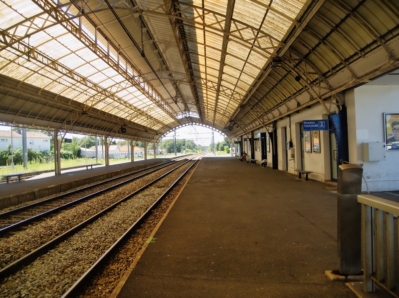 transportation, wharf, indoors, train - vehicle, sncf, no people, platform, railroad station, public transportation, day, diminishing perspective, architecture