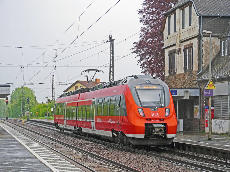 platform, electric locomotive, rail transportation, railway station, railroad car, red, br442, train, day, sky, dbag, passenger train, building exterior