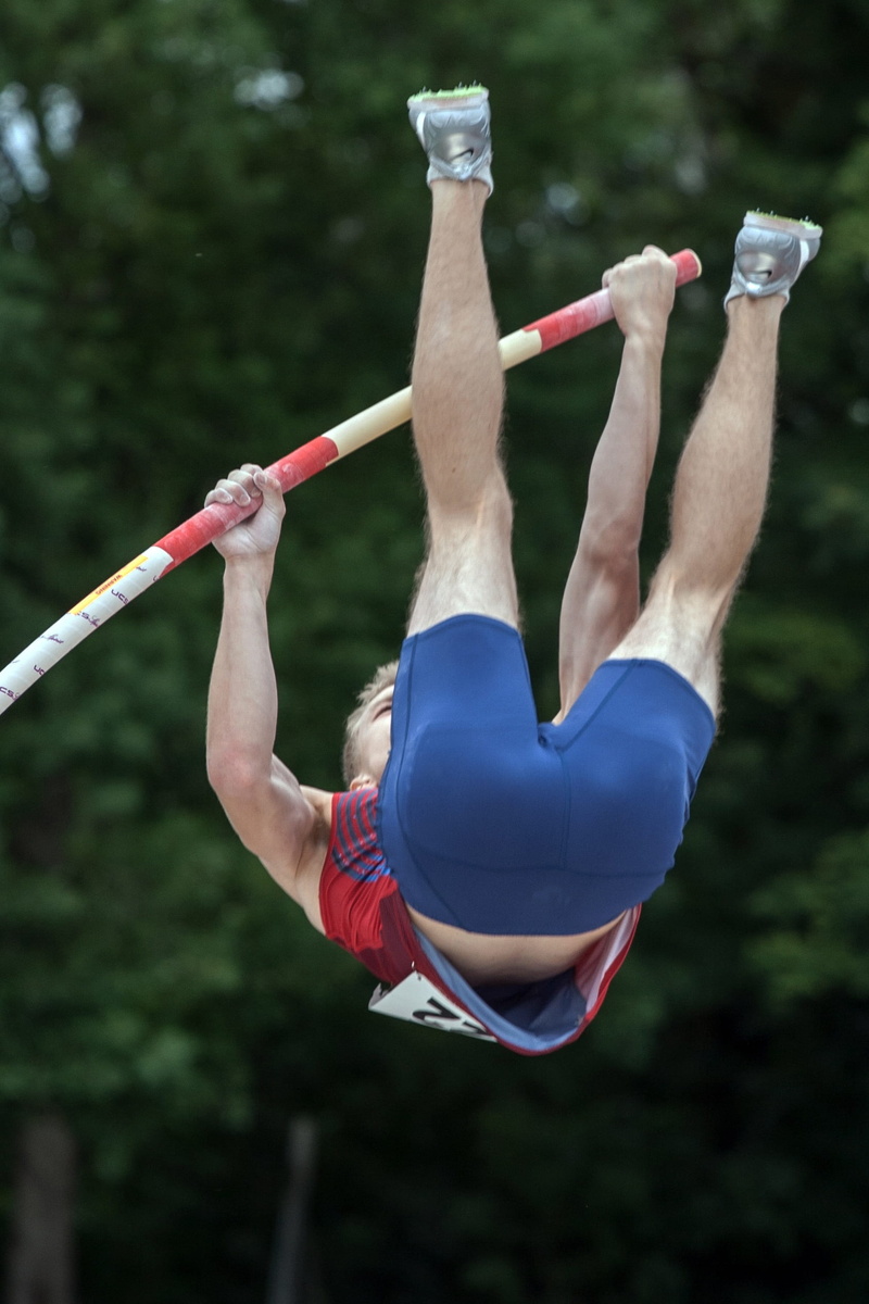 leisure activity, vitality, acrobat, exercising, real people, concentration, sport, flexibility, athletics, holding, day, skill, effort, full length, lifestyles