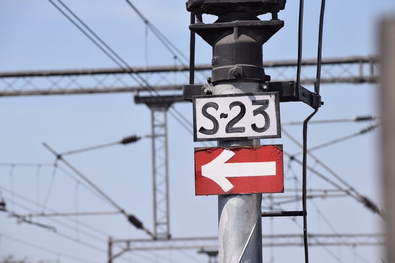 5K, outdoors, post, railways, directional sign, red, metal, focus on foreground, electricity, text, sky, transportation, day, information, signal, guidance