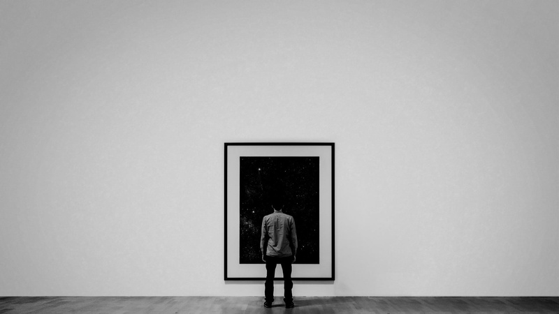 indoors, lifestyles, one person, wall - building feature, adult, casual clothing, art museum, day, copy space, dress, full length, leisure activity, standing
