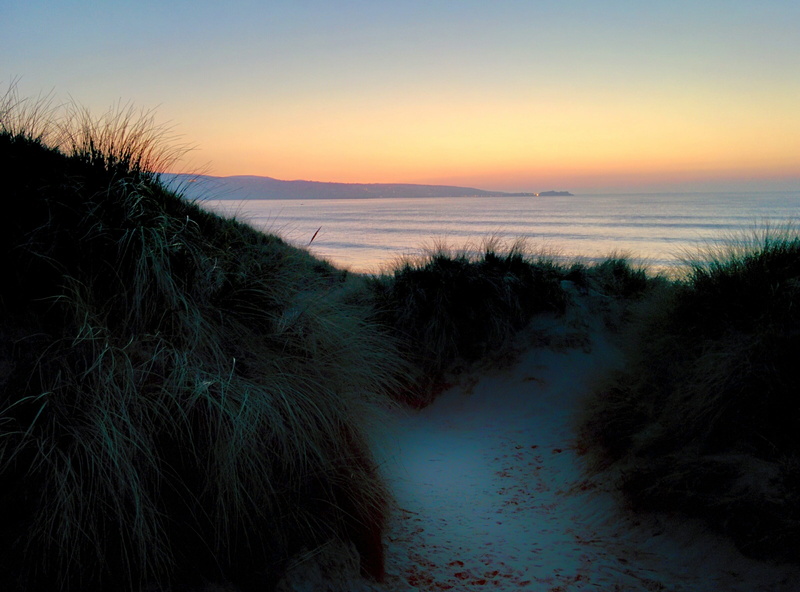tranquility, wave, beach, idyllic, grass, environment, headland, beauty in nature, nature, horizon over water, horizon, hayle, light, 2K, sky, no people