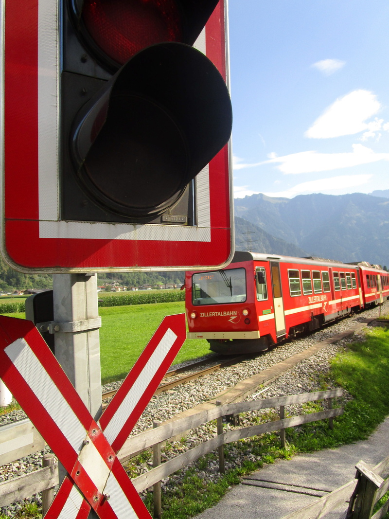 public transportation, railway tracks, sign, passenger train, eu, 5K, signal, sky, Level Crossing, gleise, train - vehicle, railcar, track, transportation